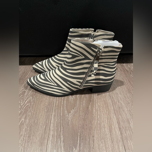 WORTHINGTON BROOKDALE ZEBRA PRINT ANKLE BOOT MEMORY FOAM - Picture 2 of 10
